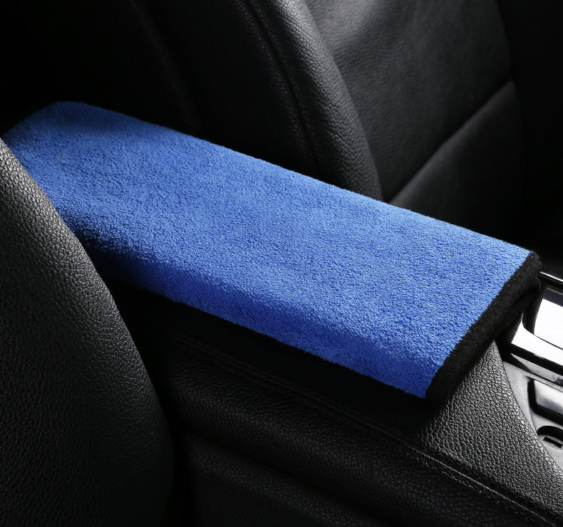 The Towel Wiping The Car Absorbs Water To Thicken And Does Not Shed Hair